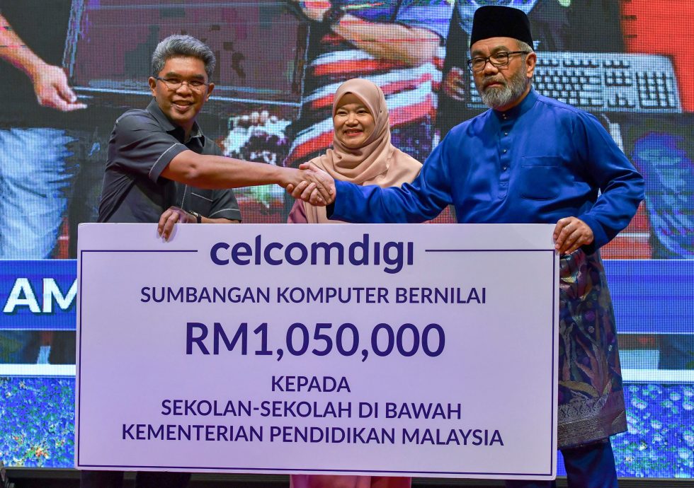 全国／法丽娜：教育部并未对“学生和教职员允许在炎热天气下穿得体衣服或运动服到校上课”的措施设下期限。 