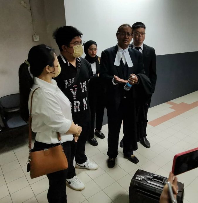 全国:原定接受7下轻微鞭笞的虐狗华青,刑罚临阵撤销,只需守行一年