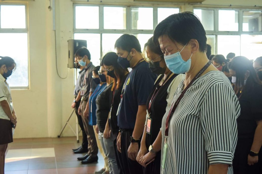 吴建成校长逝世，吉兰丹中华独中校降半旗，全体师生今早在林敏萍校长的带领下，悼念吴校长，由萧丽燕老师致悼词，全校默哀一分钟，以表敬意。