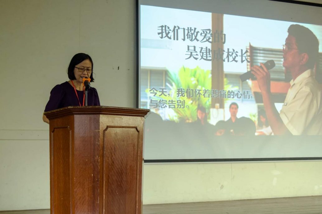 吴建成校长逝世，吉兰丹中华独中校降半旗，全体师生今早在林敏萍校长的带领下，悼念吴校长，由萧丽燕老师致悼词，全校默哀一分钟，以表敬意。