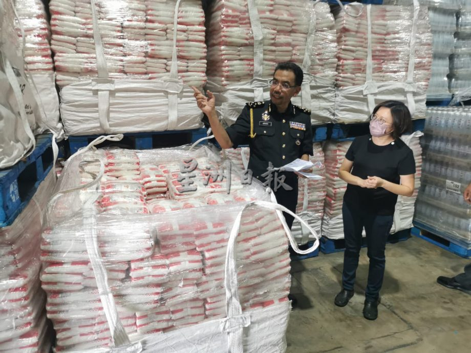 国内贸易及生活成本部今日正式展开“甜甜行动”(Ops Manis),解决吉兰丹及登嘉楼两州的白糖供应问题。