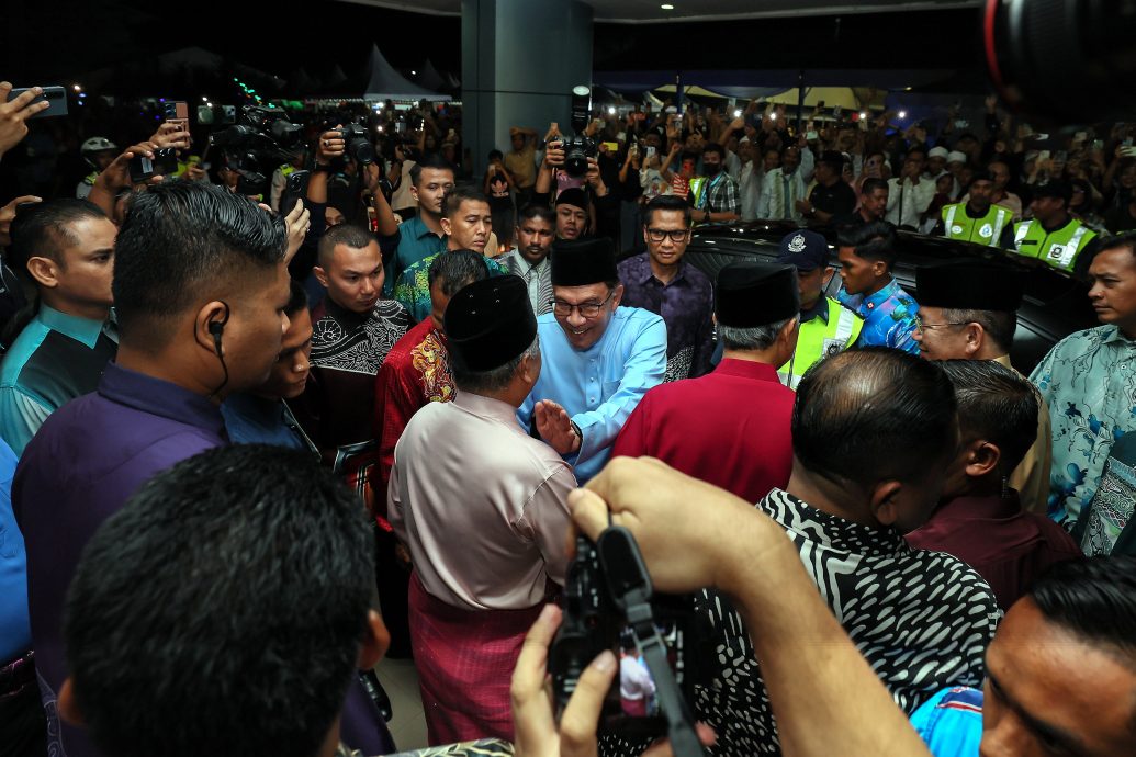 全:安华宣布增加5000万令吉登州水灾援助金。