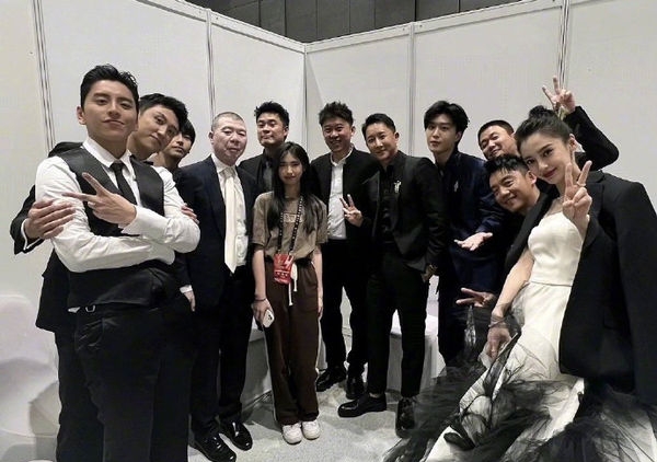  冯小刚一家三口同框 17岁养女撞脸小S二女儿