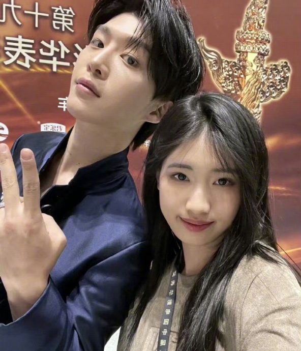  冯小刚一家三口同框 17岁养女撞脸小S二女儿