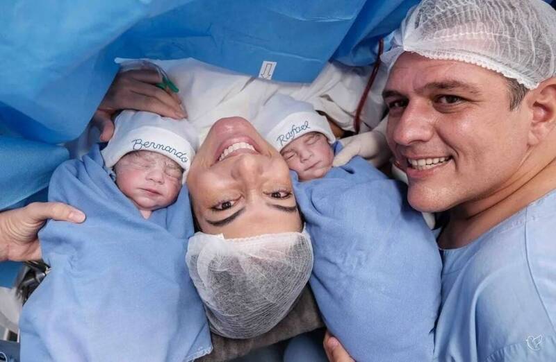 几率仅8万分之一!求子多年终怀双胞胎 她生下“人鱼宝宝”