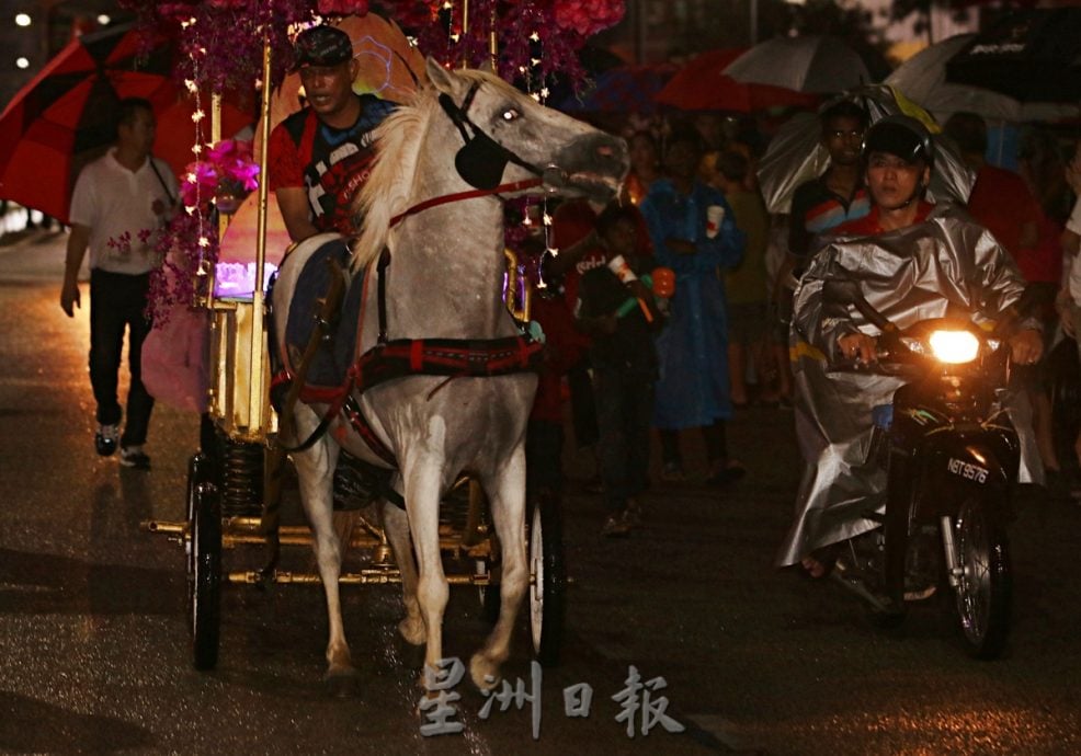 刊封底：NS芙蓉：卫塞节花车游行“天降甘露”，数千民众风雨同行