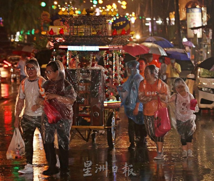 刊封底：NS芙蓉：卫塞节花车游行“天降甘露”，数千民众风雨同行