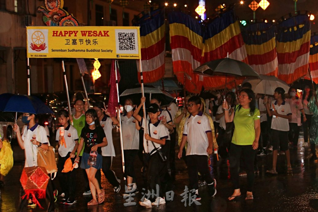 刊封底：NS芙蓉：卫塞节花车游行“天降甘露”，数千民众风雨同行