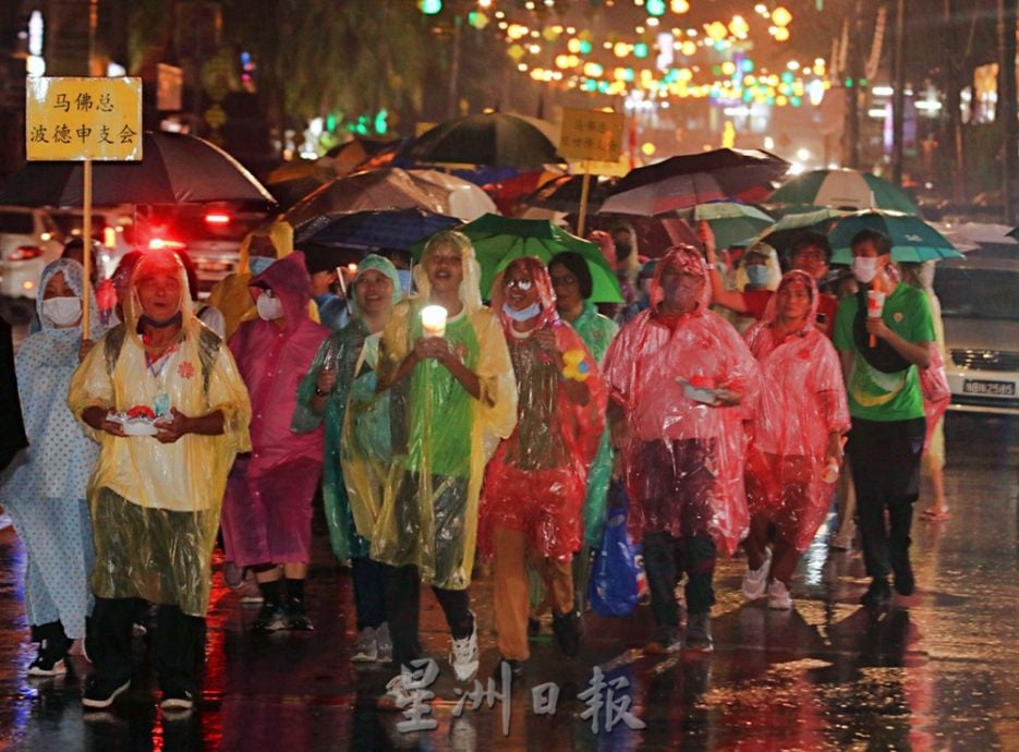 刊封底：NS芙蓉：卫塞节花车游行“天降甘露”，数千民众风雨同行
