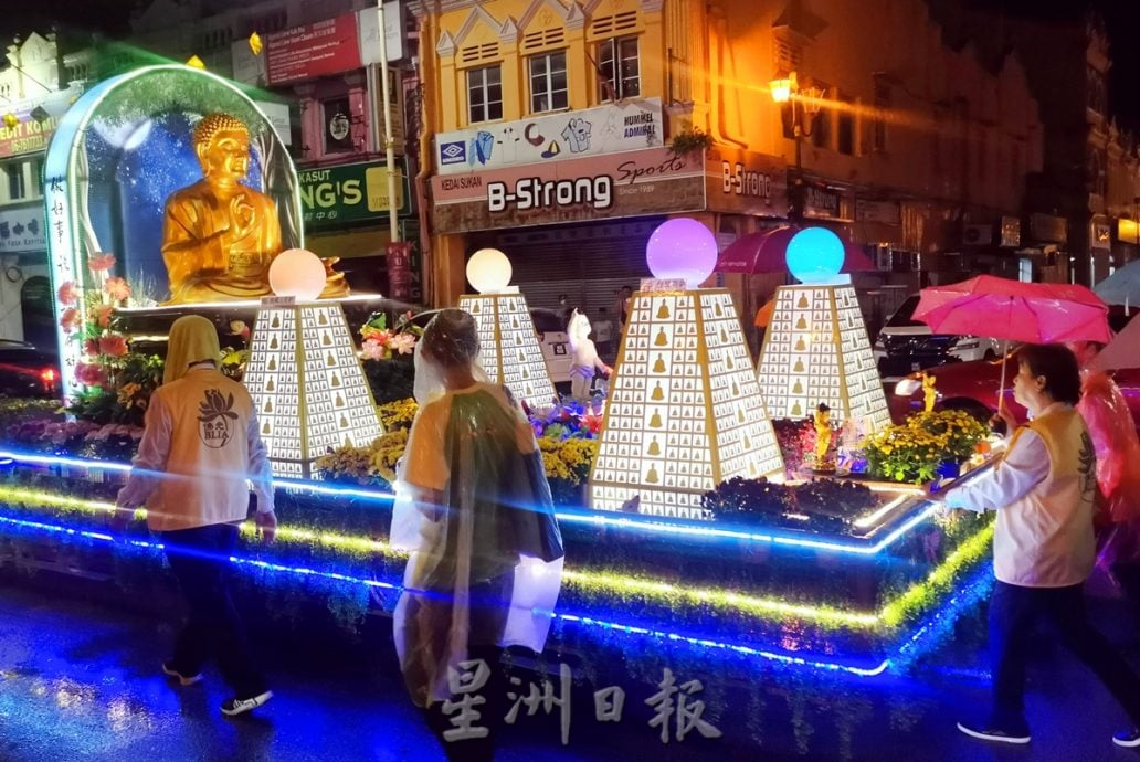 刊封底:NS芙蓉:卫塞节花车游行“天降甘露”,数千民众风雨同行