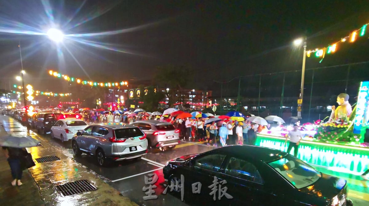 刊封底：NS芙蓉：卫塞节花车游行“天降甘露”，数千民众风雨同行