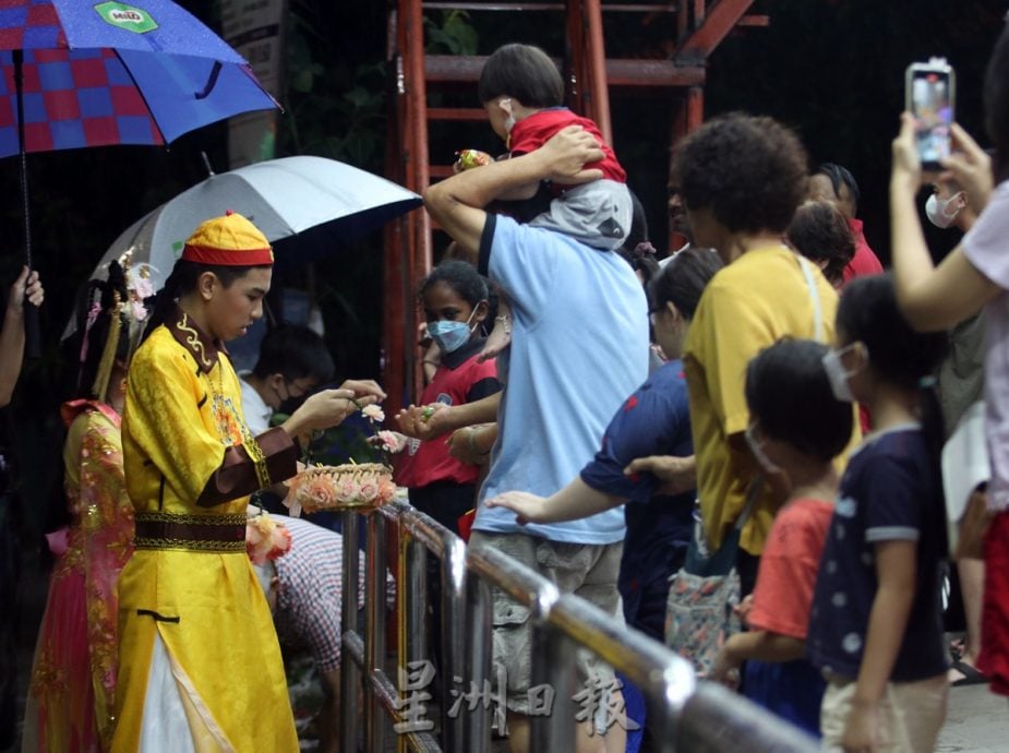 刊封底：NS芙蓉：卫塞节花车游行“天降甘露”，数千民众风雨同行