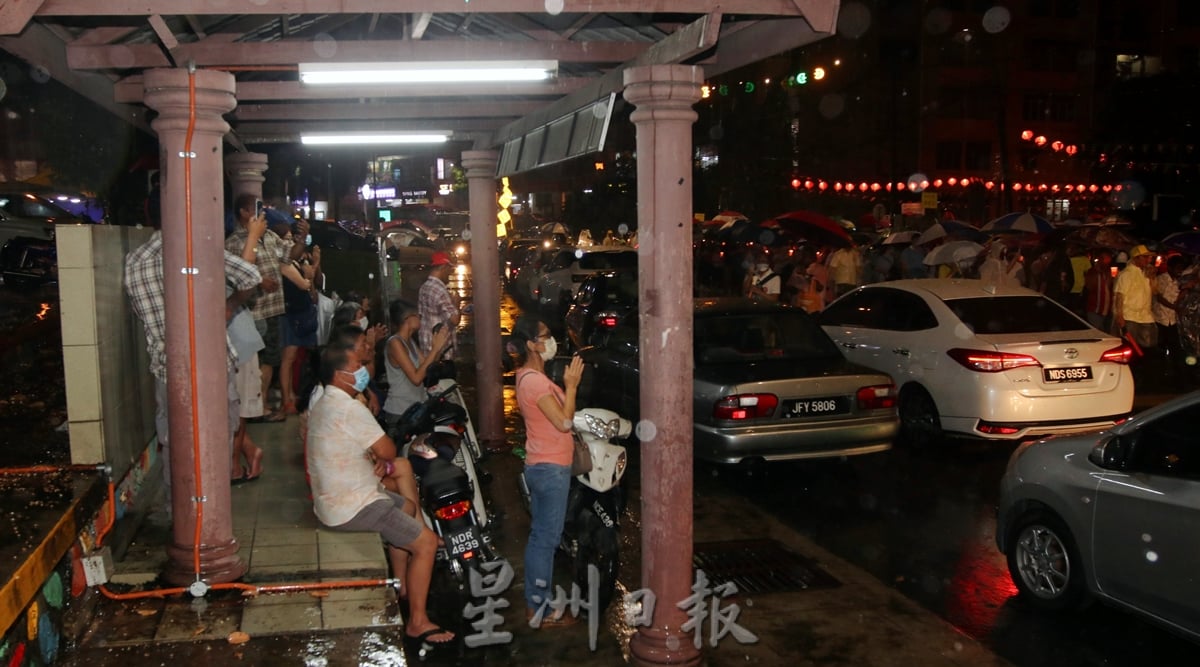 刊封底：NS芙蓉：卫塞节花车游行“天降甘露”，数千民众风雨同行
