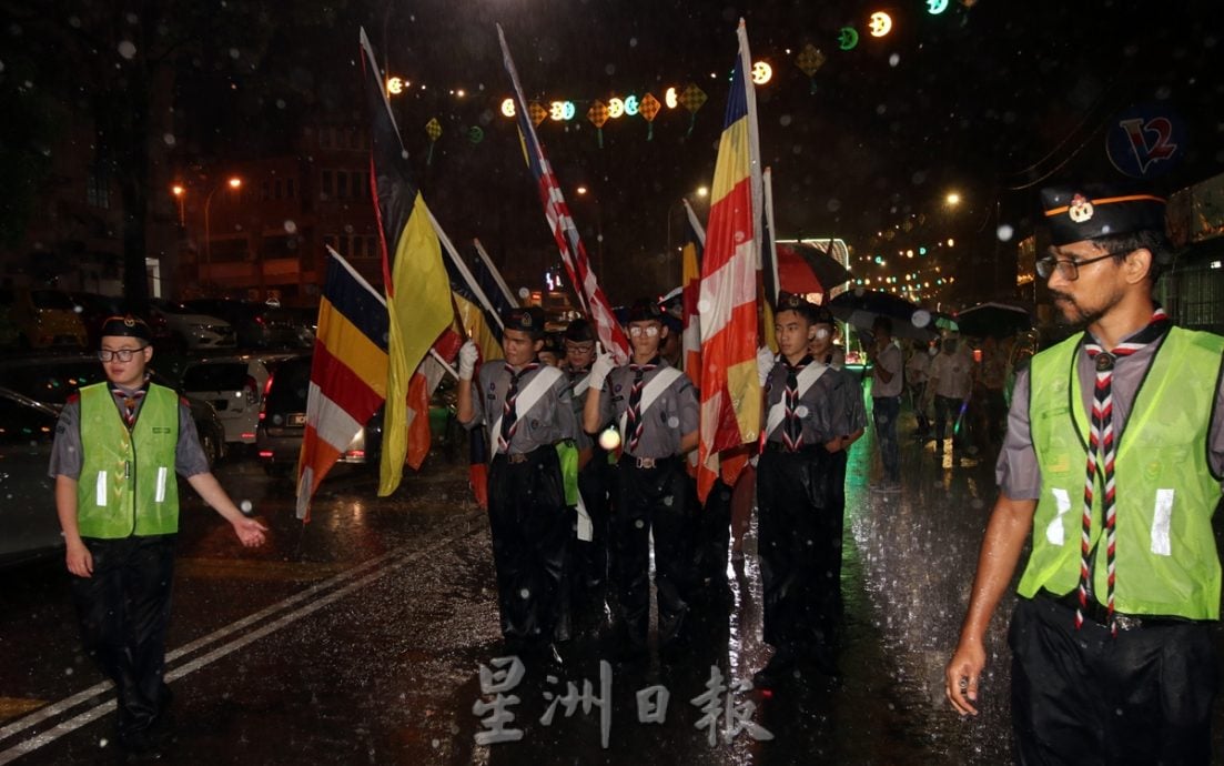 刊封底：NS芙蓉：卫塞节花车游行“天降甘露”，数千民众风雨同行
