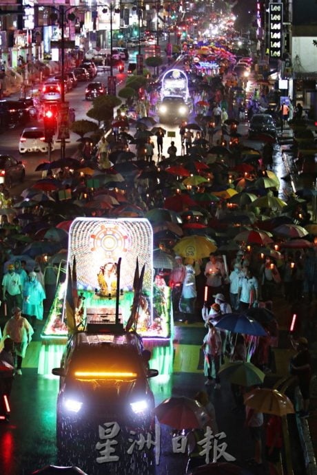 刊封底:NS芙蓉:卫塞节花车游行“天降甘露”,数千民众风雨同行