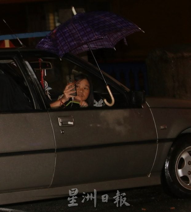 刊封底：NS芙蓉：卫塞节花车游行“天降甘露”，数千民众风雨同行