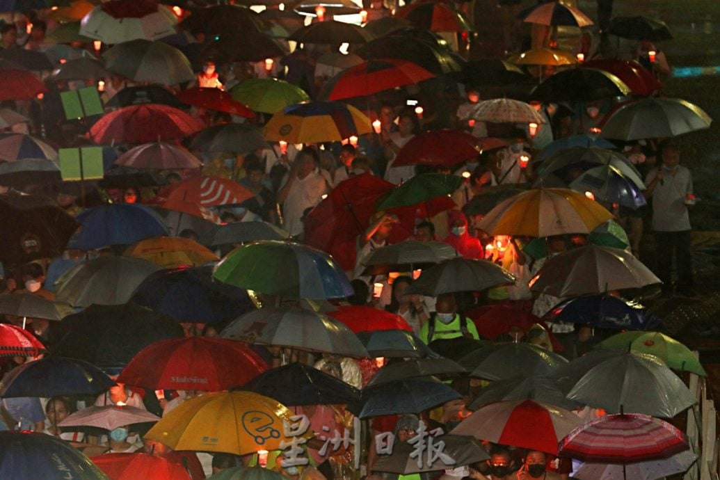 刊封底：NS芙蓉：卫塞节花车游行“天降甘露”，数千民众风雨同行