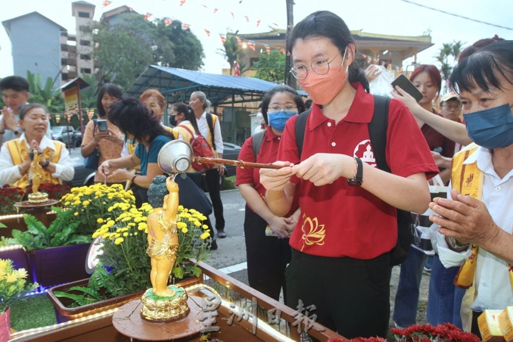 刊封底：NS芙蓉：卫塞节花车游行“天降甘露”，数千民众风雨同行
