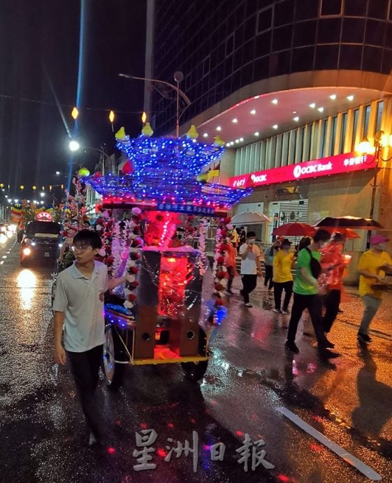 刊封底：NS芙蓉：卫塞节花车游行“天降甘露”，数千民众风雨同行