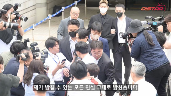 刘亚仁遭上铐拖着走　首认：我很后悔！