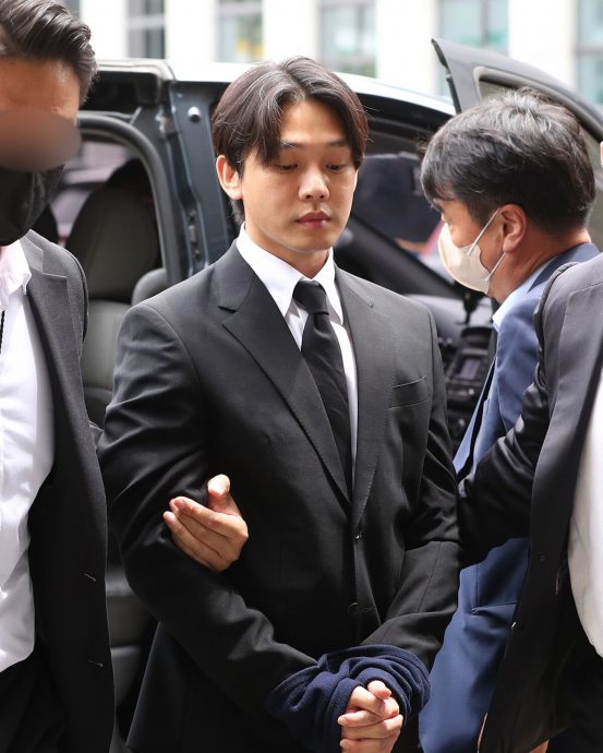 刘亚仁遭上铐拖着走　首认：我很后悔！