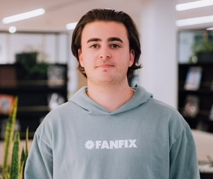 创收费订阅平台不打色情 22岁创办人3亿出售平台成富翁