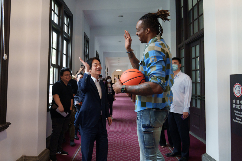 前NBA球星霍华德称台湾是“country”被中批“台独” 他今道歉并这样解释……