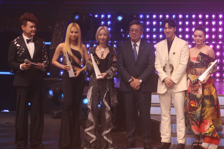 十大金曲颁奖礼星光凋零 MC张天赋扫4奖大赢家