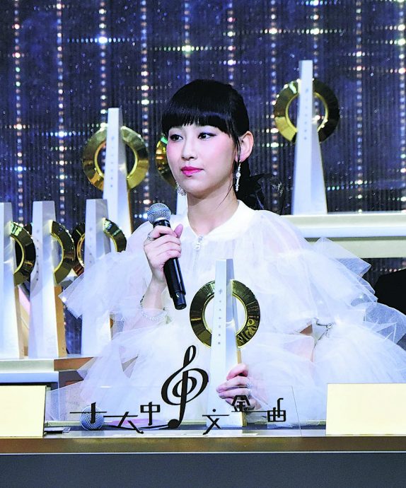 十大金曲颁奖礼星光凋零 MC张天赋扫4奖大赢家