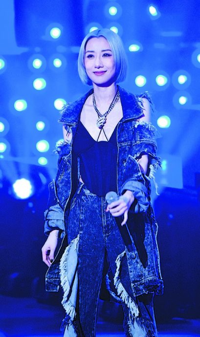 十大金曲颁奖礼星光凋零 MC张天赋扫4奖大赢家