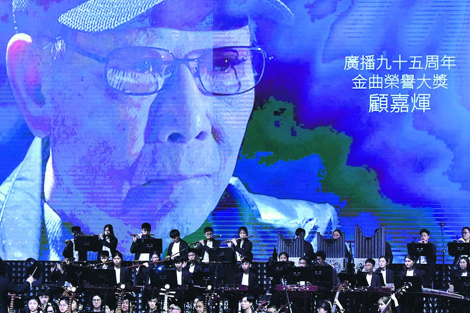 十大金曲颁奖礼星光凋零 MC张天赋扫4奖大赢家