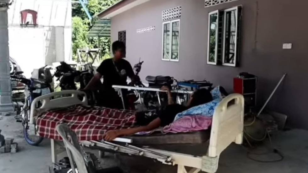 半身不遂躺床维修摩托 男子：不想整天发呆 