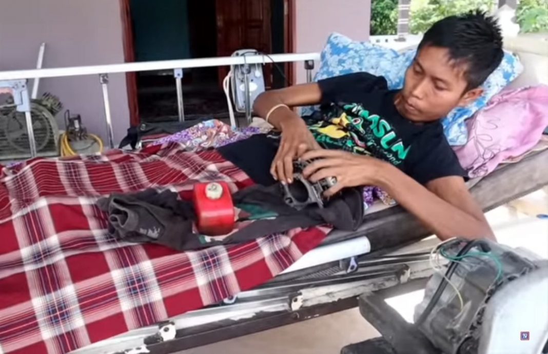 半身不遂躺床维修摩托 男子：不想整天发呆 