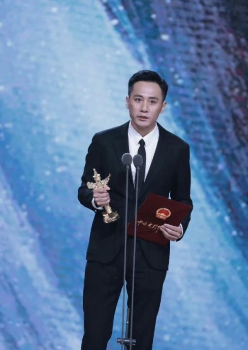 华表奖︱易烊千玺“跑红毯”签出亮点 刘烨封帝台下嗑瓜子