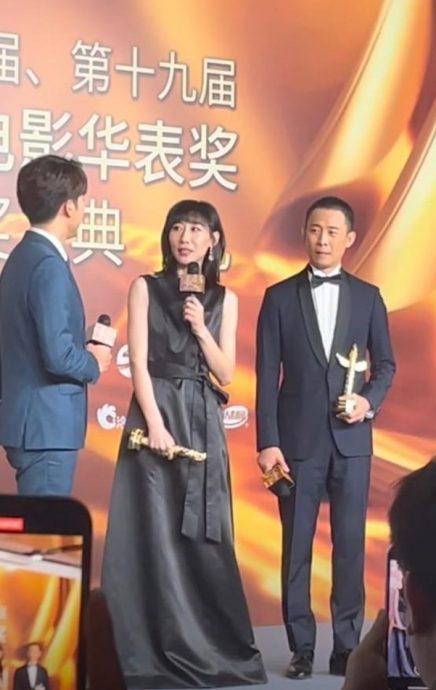 华表奖︱易烊千玺“跑红毯”签出亮点 刘烨封帝台下嗑瓜子