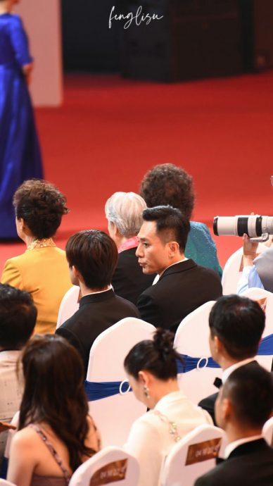 华表奖︱易烊千玺“跑红毯”签出亮点 刘烨封帝台下嗑瓜子