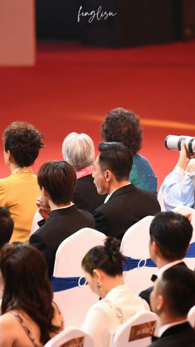 华表奖︱易烊千玺“跑红毯”签出亮点 刘烨封帝台下嗑瓜子