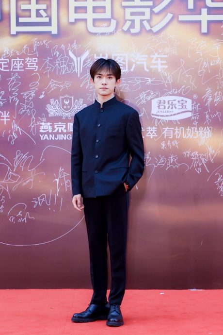 华表奖︱易烊千玺“跑红毯”签出亮点 刘烨封帝台下嗑瓜子