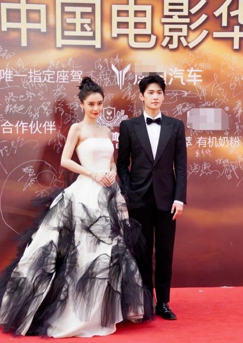 华表奖︱易烊千玺“跑红毯”签出亮点 刘烨封帝台下嗑瓜子