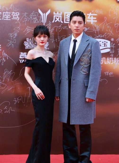 华表奖︱易烊千玺“跑红毯”签出亮点 刘烨封帝台下嗑瓜子