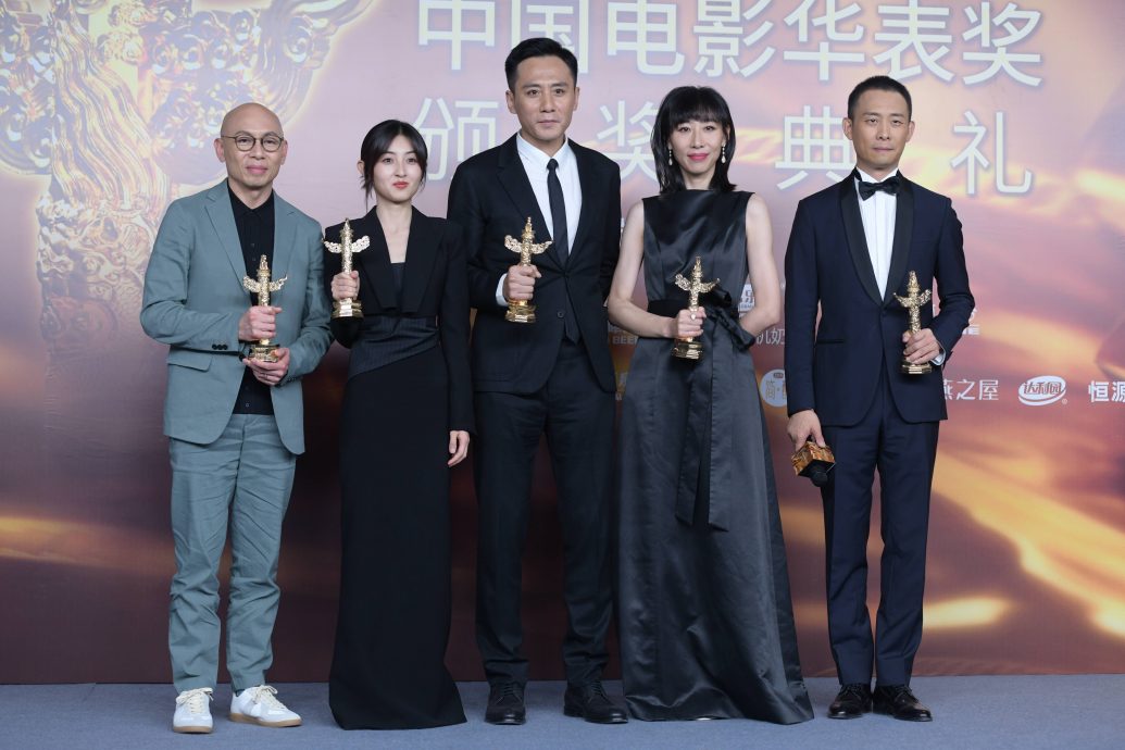 华表奖︱易烊千玺“跑红毯”签出亮点 刘烨封帝台下嗑瓜子