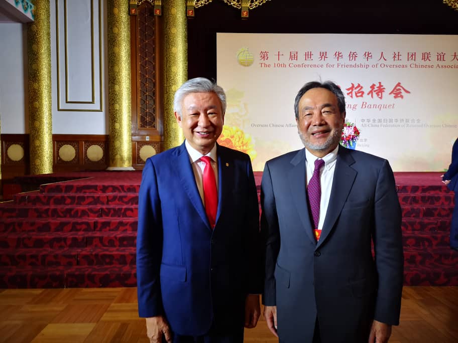 卢成全与众大马华社领导在北京人民大会堂外合影。右起为拿督斯里林振辉、拿督斯里洪来喜。右起为拿督威拉颜天禄、拿督斯里蔡宝强、丹斯里戴良业及丹斯里古润金。