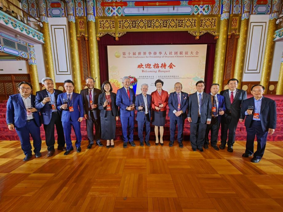 卢成全与众大马华社领导在北京人民大会堂外合影。右起为拿督斯里林振辉、拿督斯里洪来喜。右起为拿督威拉颜天禄、拿督斯里蔡宝强、丹斯里戴良业及丹斯里古润金。