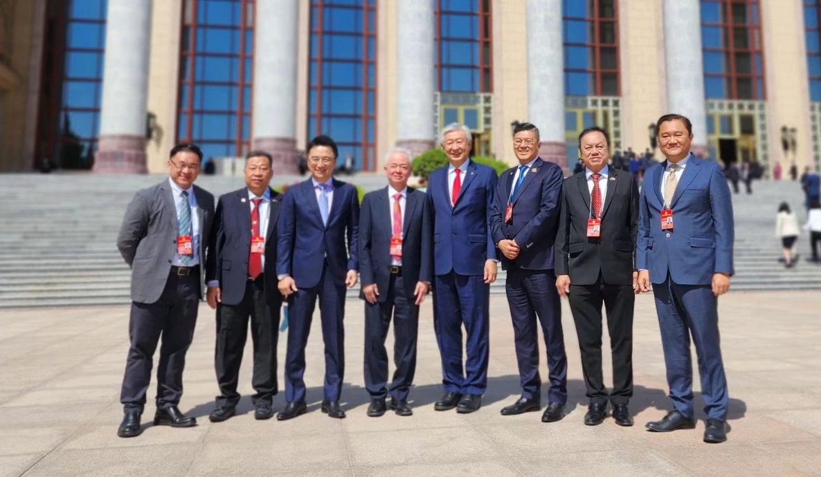 卢成全与众大马华社领导在北京人民大会堂外合影。右起为拿督斯里林振辉、拿督斯里洪来喜。右起为拿督威拉颜天禄、拿督斯里蔡宝强、丹斯里戴良业及丹斯里古润金。