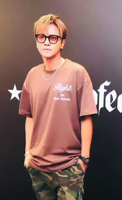 卢瀚霆肠胃炎唱歌缓解痛  MIRROR追星成功晒合照