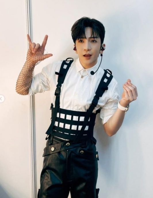 卢瀚霆肠胃炎唱歌缓解痛  MIRROR追星成功晒合照