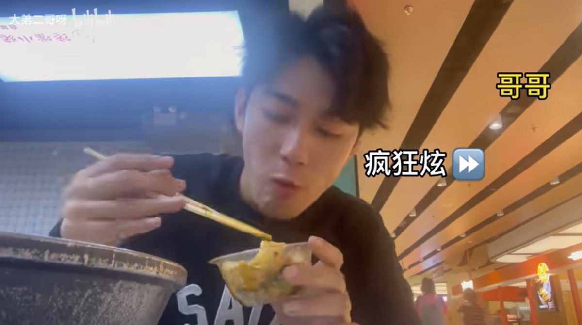 双胞兄弟吃火锅一人价 哥哥中途上厕所换弟弟吃