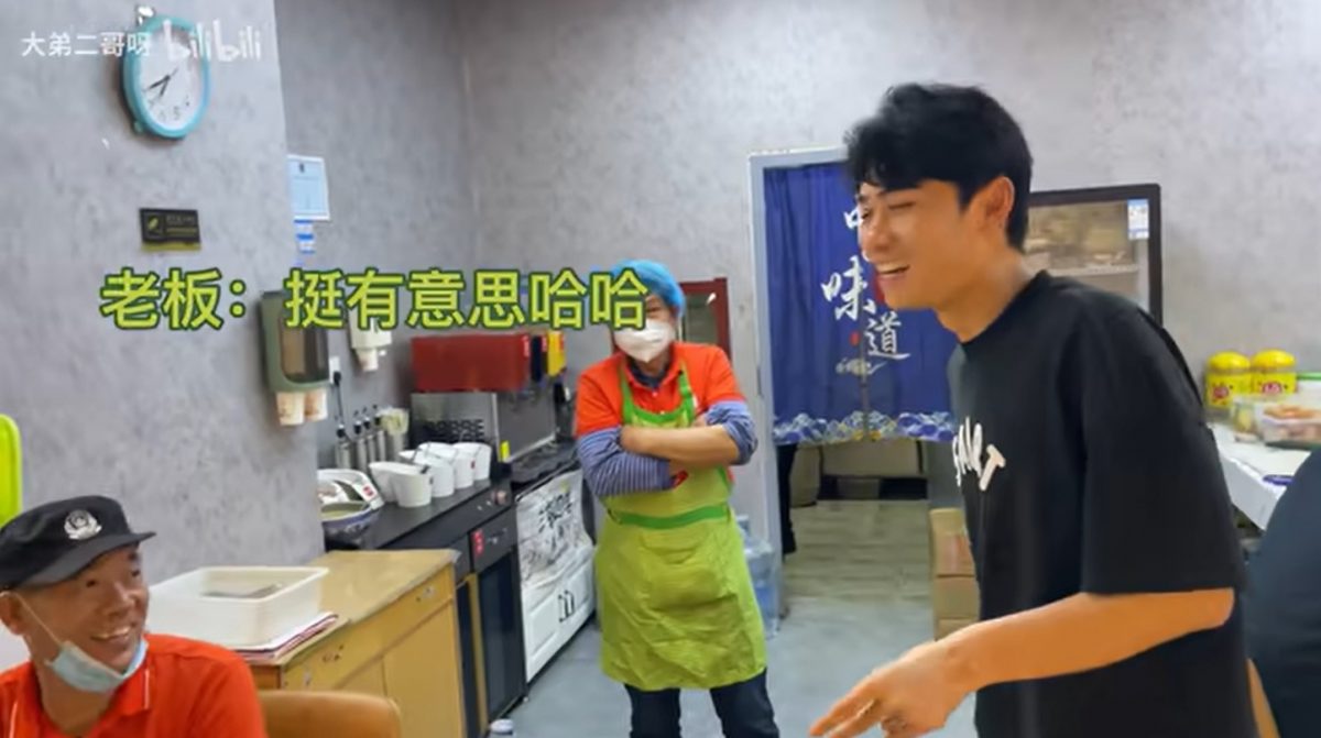 双胞兄弟吃火锅一人价 哥哥中途上厕所换弟弟吃