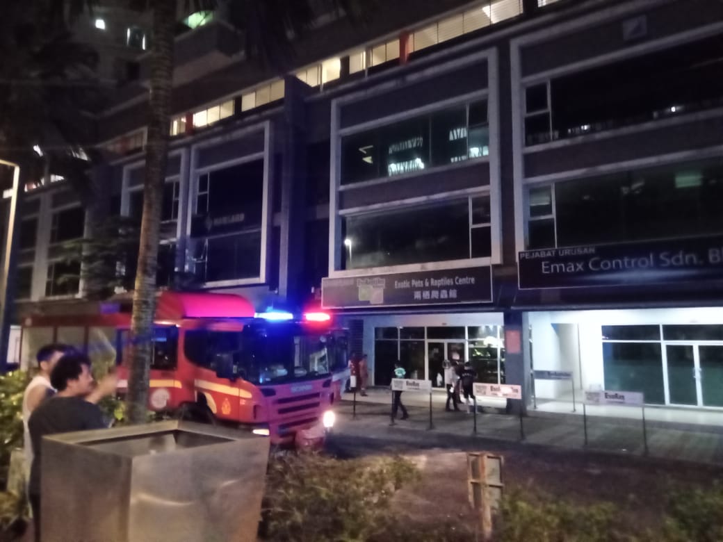 发射爆竹击破天花板灯,警方已介入调查以揪出危险燃放爆竹人士