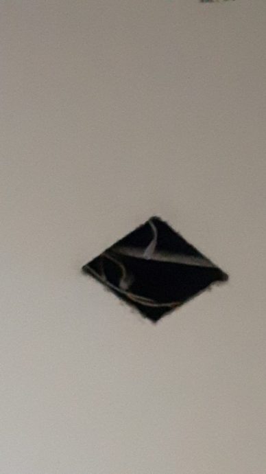 发射爆竹击破天花板灯,警方已介入调查以揪出危险燃放爆竹人士